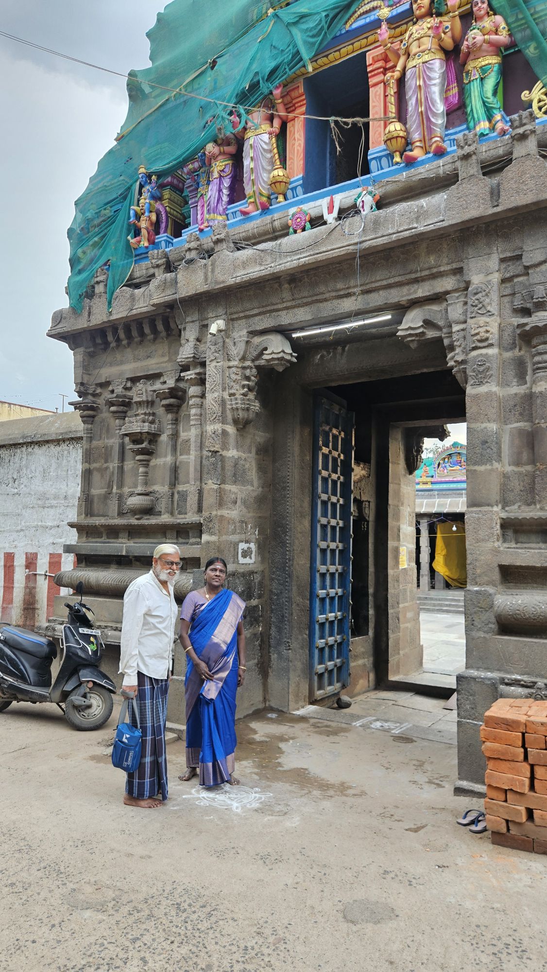 palanijothi and vanmathy in front of thiruneermalai temple.